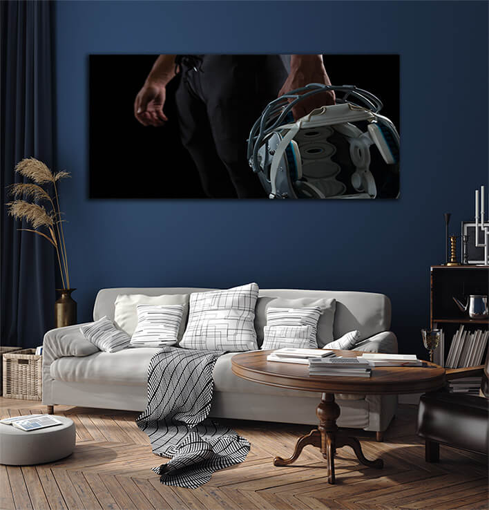 M1 0022 ML 0002 29575672 american football player holding a head gear AOAY2656