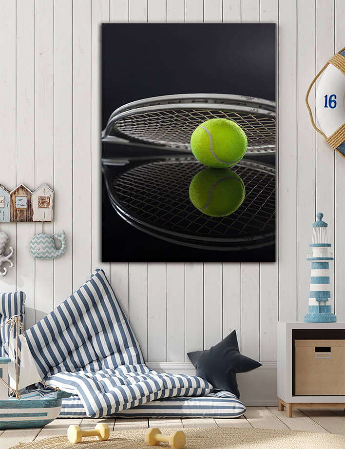 M5_0009_MP__0027_PRINT_L_0014_29579076_symmetrical-view-of-tennis-racket-on-ball-with-reflection_AOAY2456