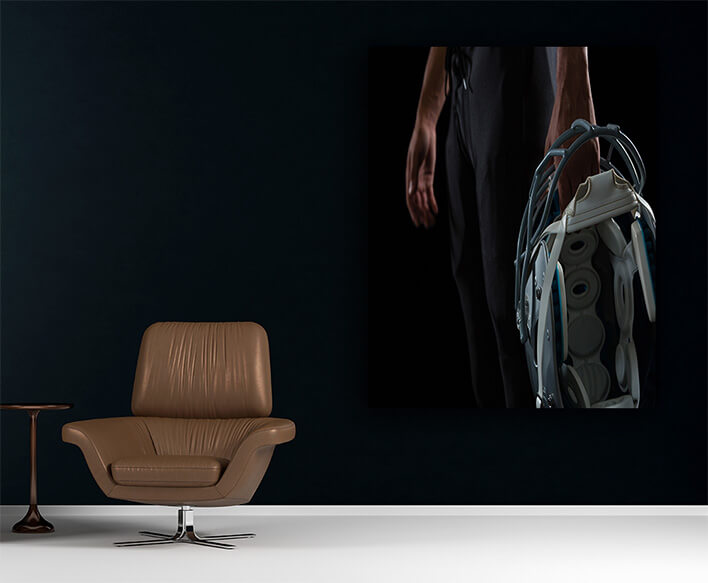 M7 0032 MP 0040 PRINT 0001 29575672 american football player holding a head gear AOAY2656