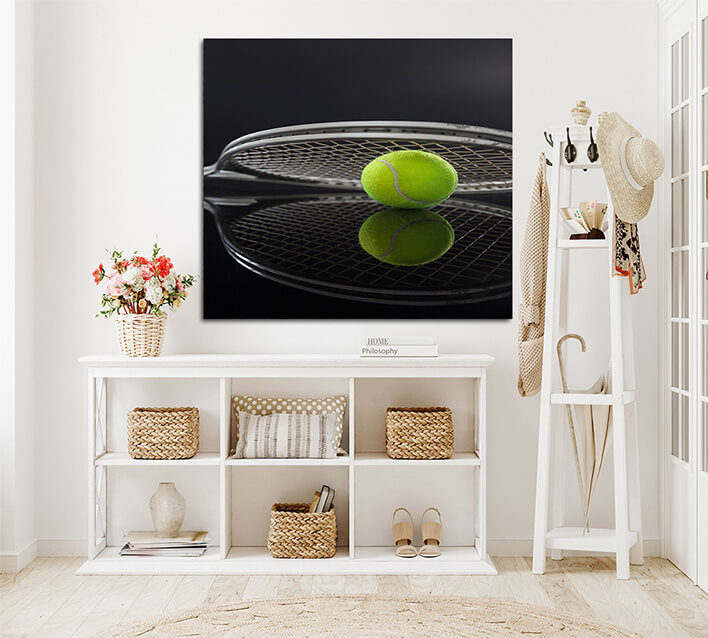 M9_0001_ML_0014_29579076_symmetrical-view-of-tennis-racket-on-ball-with-reflection_AOAY2456