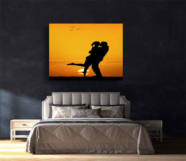 M9 0061 MOCKUPS LAND 0016 23049046 couple kissing at sunset AOAY2213