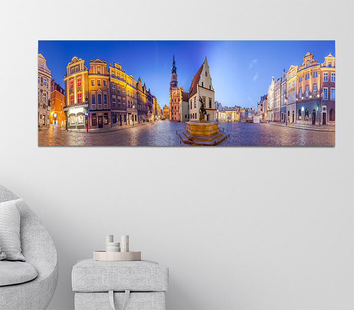 N2 0019 ML 0024 20931766 night skyline of poznan old market square in western poland AOAY3164