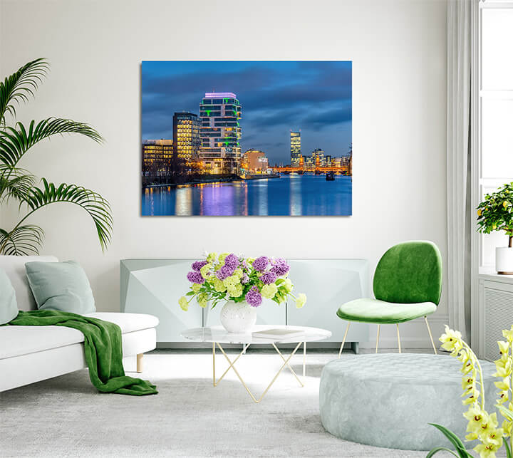 M4 0003 ML PORT 0002 31043346 the river spree in berlin at night AOAY3436
