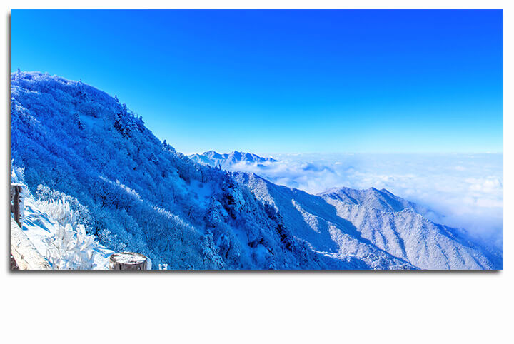M5 0000 ML 0012 21510316 deogyusan mountains is covered by snow and morning fog in winter AOAY3412