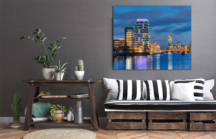 M6 0003 ML PORT 0002 31043346 the river spree in berlin at night AOAY3436
