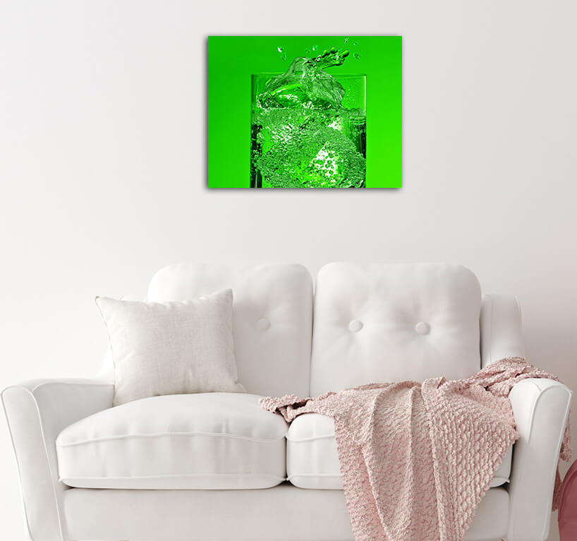 R5 0076 MS 0023 6552068 pouring of mineral water in glass AOAY3600