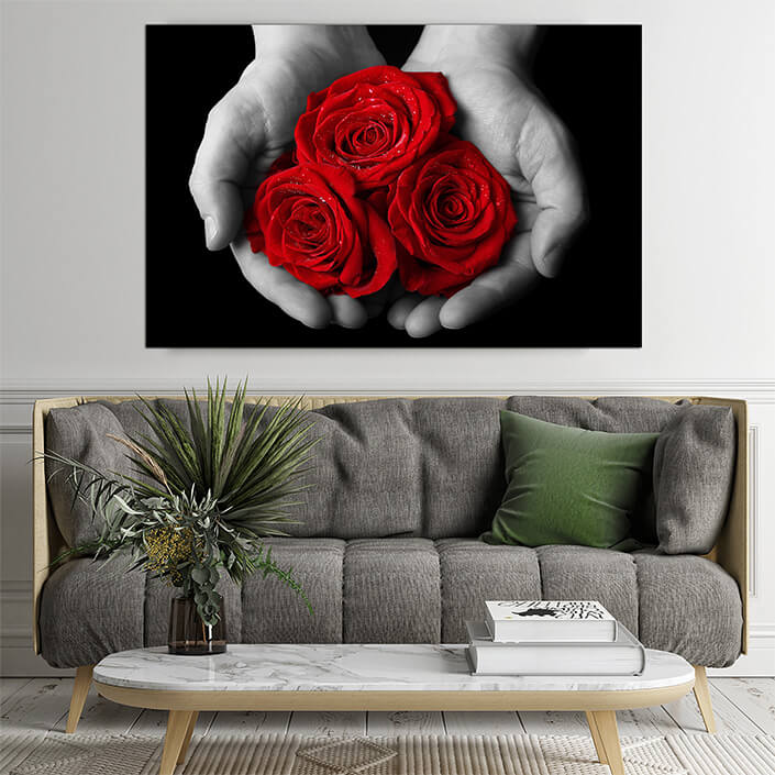 WEB02 0075 ML 0066 39038738 beautiful red rose in hand AOAY4396