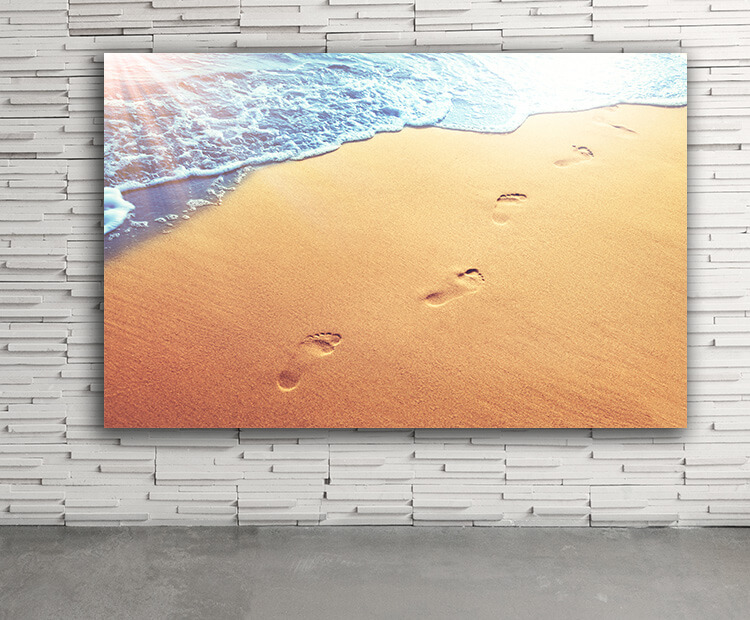 WEB03 0014 ML 0009 47273478 walking on the beach leaving footprints in the sand AOAY4453