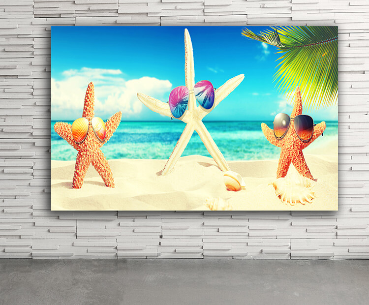 WEB03 0069 ML 0036 46944080 starfish with sunglases on the sunny beach summer holiday AOAY4424