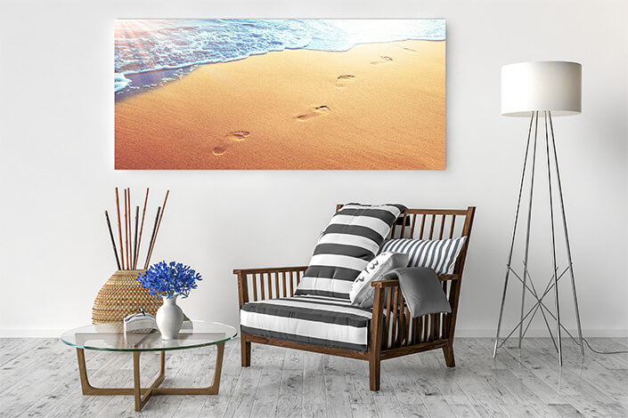 WEB04 0010 ML 0009 47273478 walking on the beach leaving footprints in the sand AOAY4453