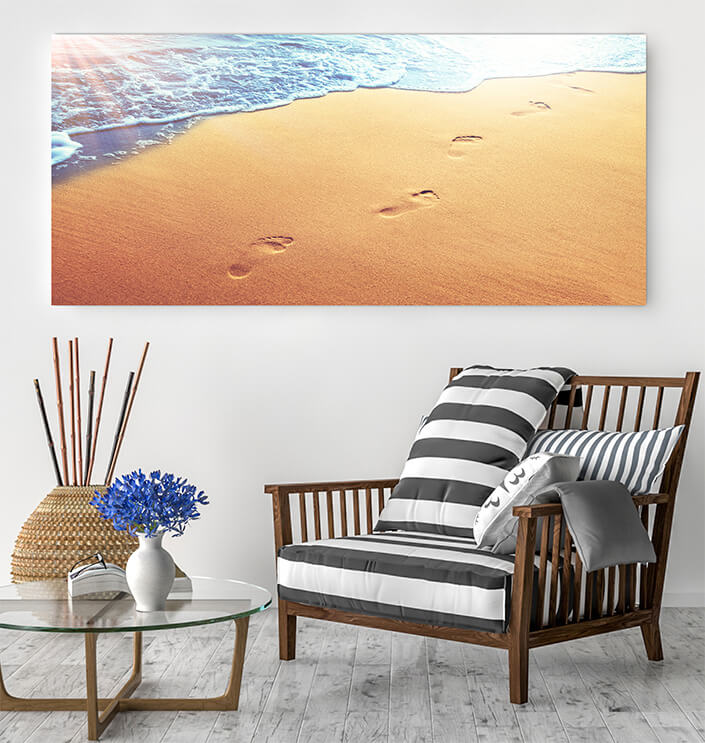 WEB05 0010 ML 0009 47273478 walking on the beach leaving footprints in the sand AOAY4453