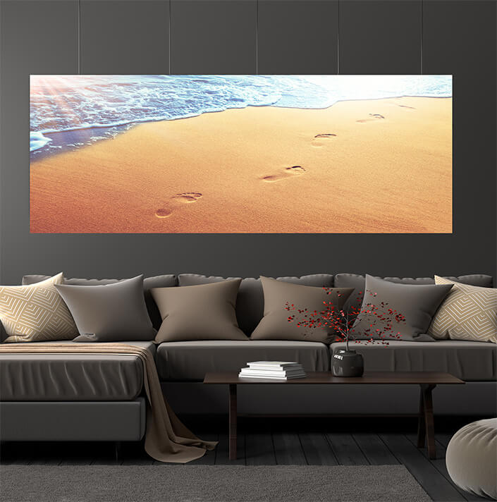 WEB06 0026 ML 0009 47273478 walking on the beach leaving footprints in the sand AOAY4453