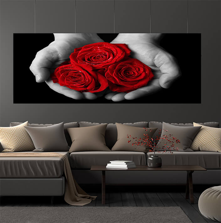 WEB06 0051 ML 0066 39038738 beautiful red rose in hand AOAY4396