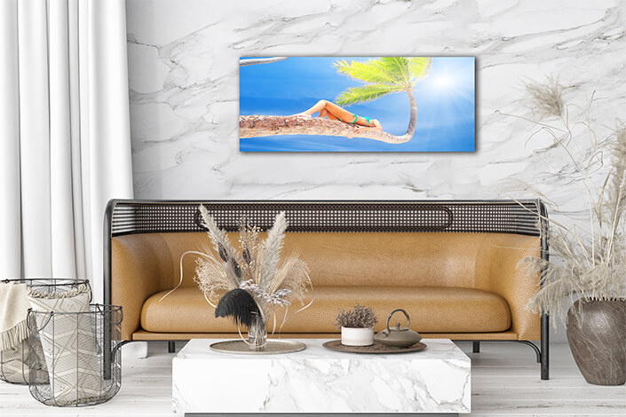 WEB002 0026 MP 0030 7190070 woman on palm AOAY6673