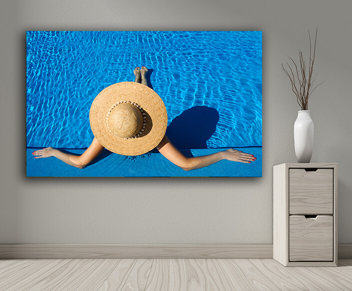 WEB004 0021 MP 0003 4087565 woman at poolside AOAY6658