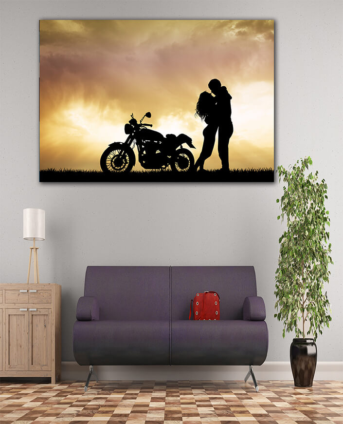 WEB005_0001_ML_0013_23156002_couple-kissing-on-motorcycle AOAY4849