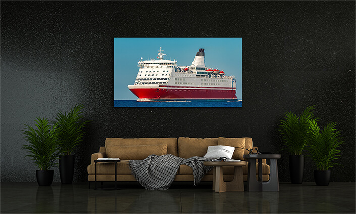 WEB002 0000 MP 0028 35141126 red cruise liner AOAY6303