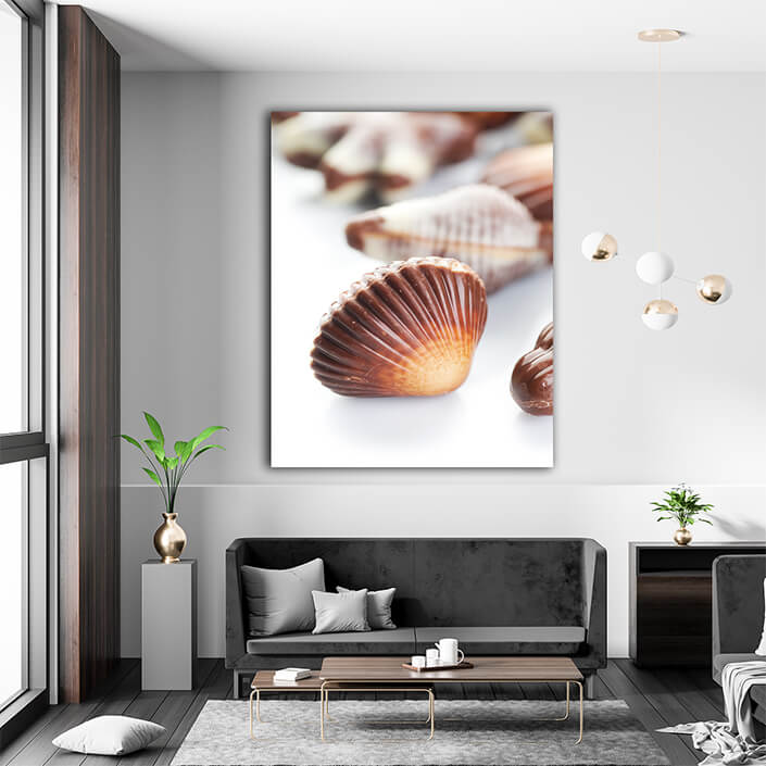 WEB002 0022 MPortrate 0034 6597386 chocolate seashells closeup AOAY7612