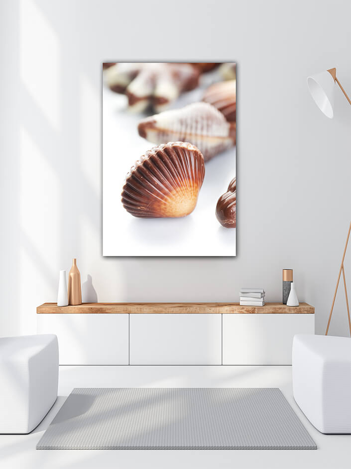WEB003 0024 MPortrate 0034 6597386 chocolate seashells closeup AOAY7612
