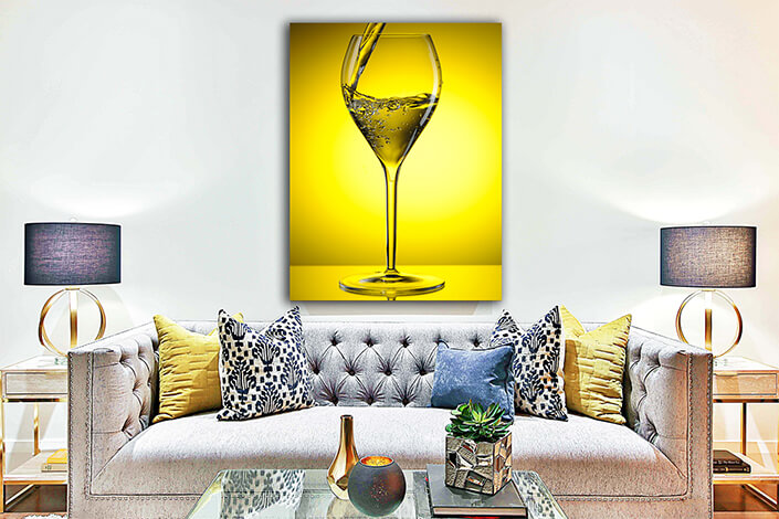 WEB003 0031 MP 0044 7190526 pouring wine AOAY6677