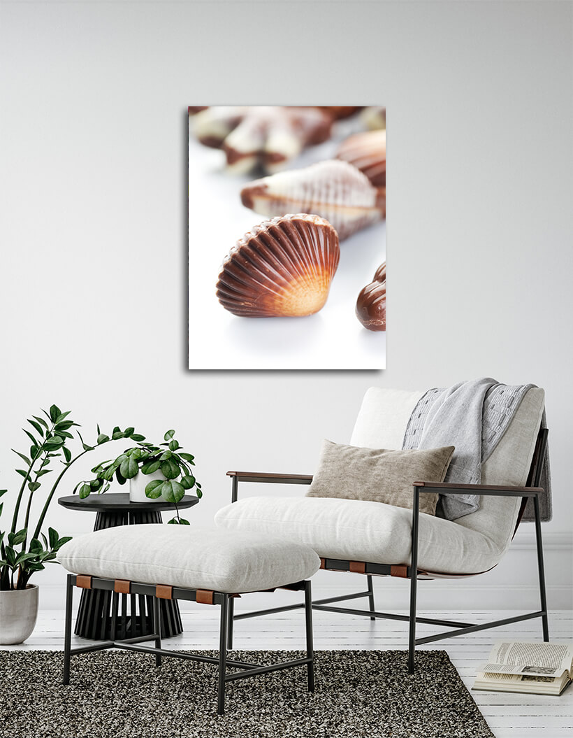 WEB005 0021 MPortrate 0034 6597386 chocolate seashells closeup AOAY7612