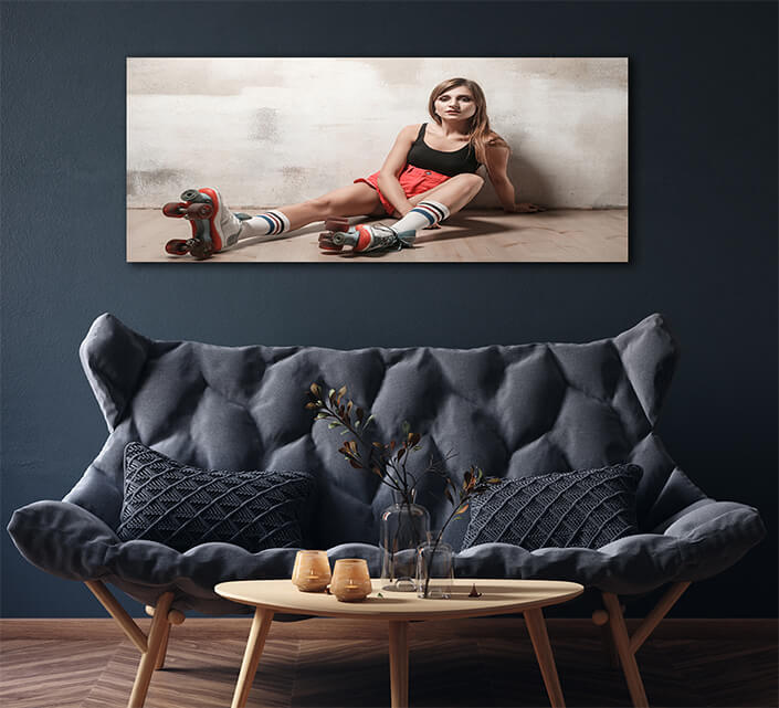 WEB005 0023 ML 0014 47340908 attractive woman sitting on the floor in roller skating looking at camera AOAY56