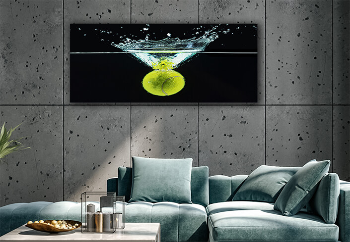 WEB002 0037 ML 0009 43091334 tennis ball falling in water with a splash against dark background AOAY5716